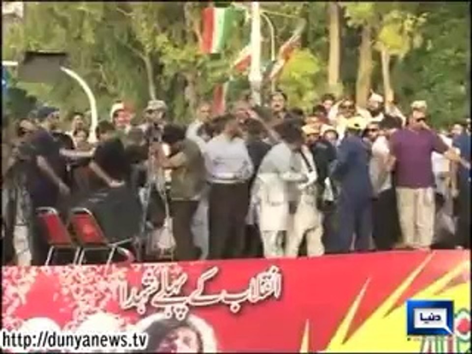 Speaker busts while Tahirul Qadri speaks at sit-in.