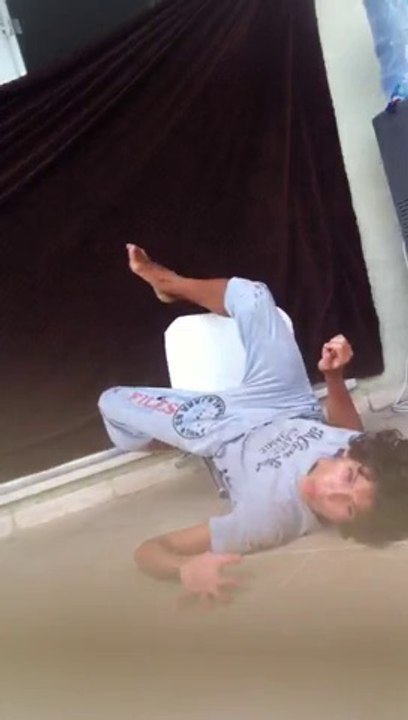 Düz duvara tırmanıyor