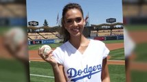 Jessica Alba lance la première balle au match des Dodgers