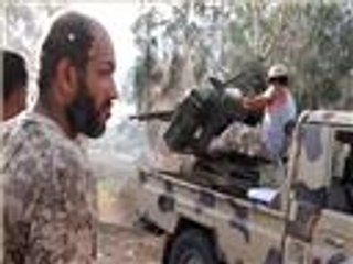 القوات الموالية لحفتر تتبنى الغارات على طرابلس