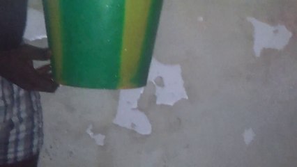 Des chinois qui cultive du riz ce verse un sau d'eau froid