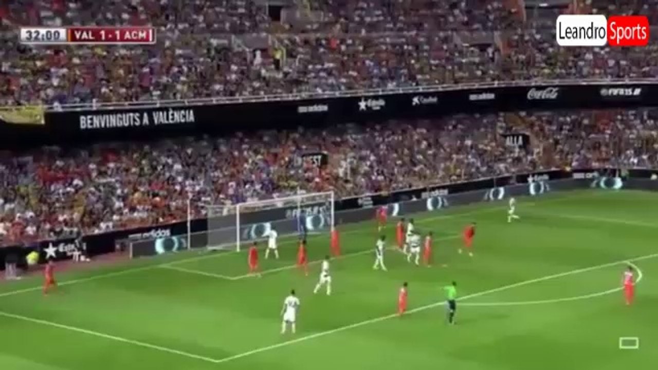 Honda: The worst corner kick in football history !