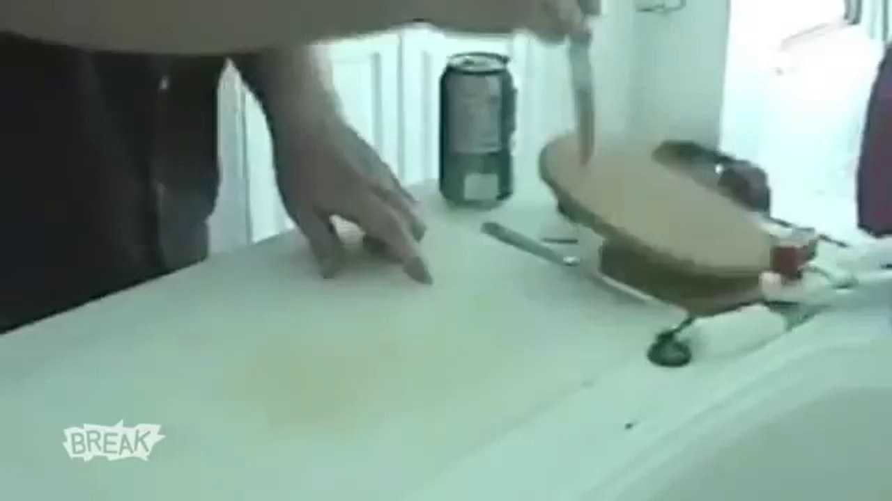 Chọc dao giữa các ngón tay - Bạn nào thử đê.