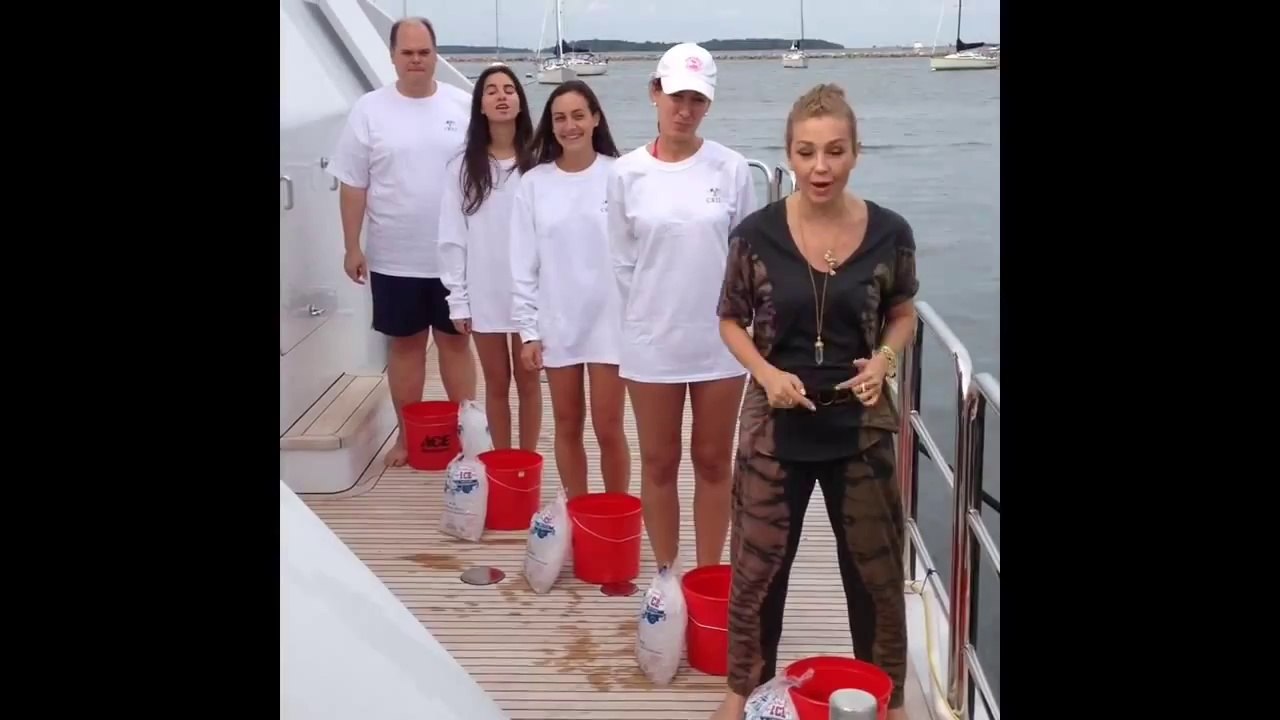 Thalia - Reto de la Cubeta de Hielo - Oportunidades del 2014 para emprendedores y PyMES de ganar dinero por internet con un negocio en casa de teletrabajo por Daniel Rovira