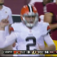 Johnny Manziel fait un doigt d'honneur aux Redskins