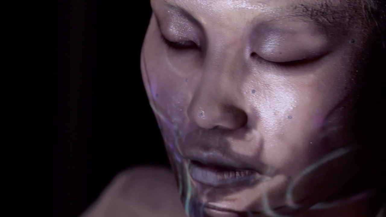 Maquillage électronique et Face mapping en temps réel! Magnifique!