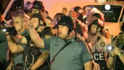 Obama envia al Fiscal General a Ferguson, donde siguen los disturbios por la muerte de Michael Brown