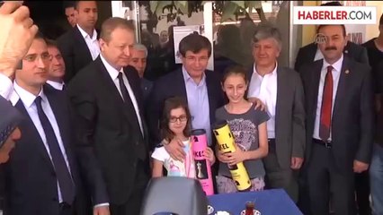 Davutoğlu, çocuklara satranç takımı hediye etti -