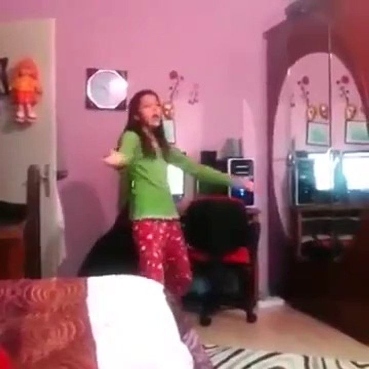 Tranquila şarkısıyla dans eden kız