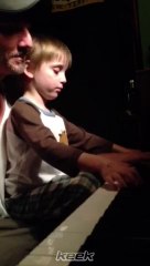Facundo Arana y su hijo al piano