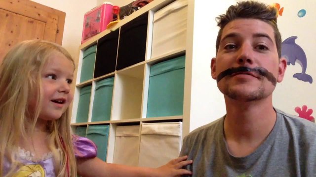 Papa wird als Conchita geschminkt! Papa is painted as Conchita!