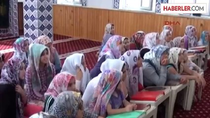 Kuran Kursu Öğrencileri Plastik Havuzda Serinliyor