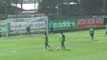 Jogadores treinam cobranças de pênaltis no CT do Palmeiras