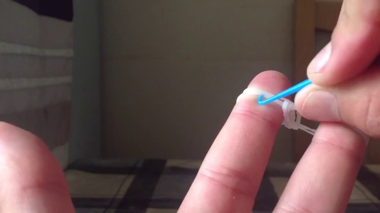 How to make a loom band with your fingers
