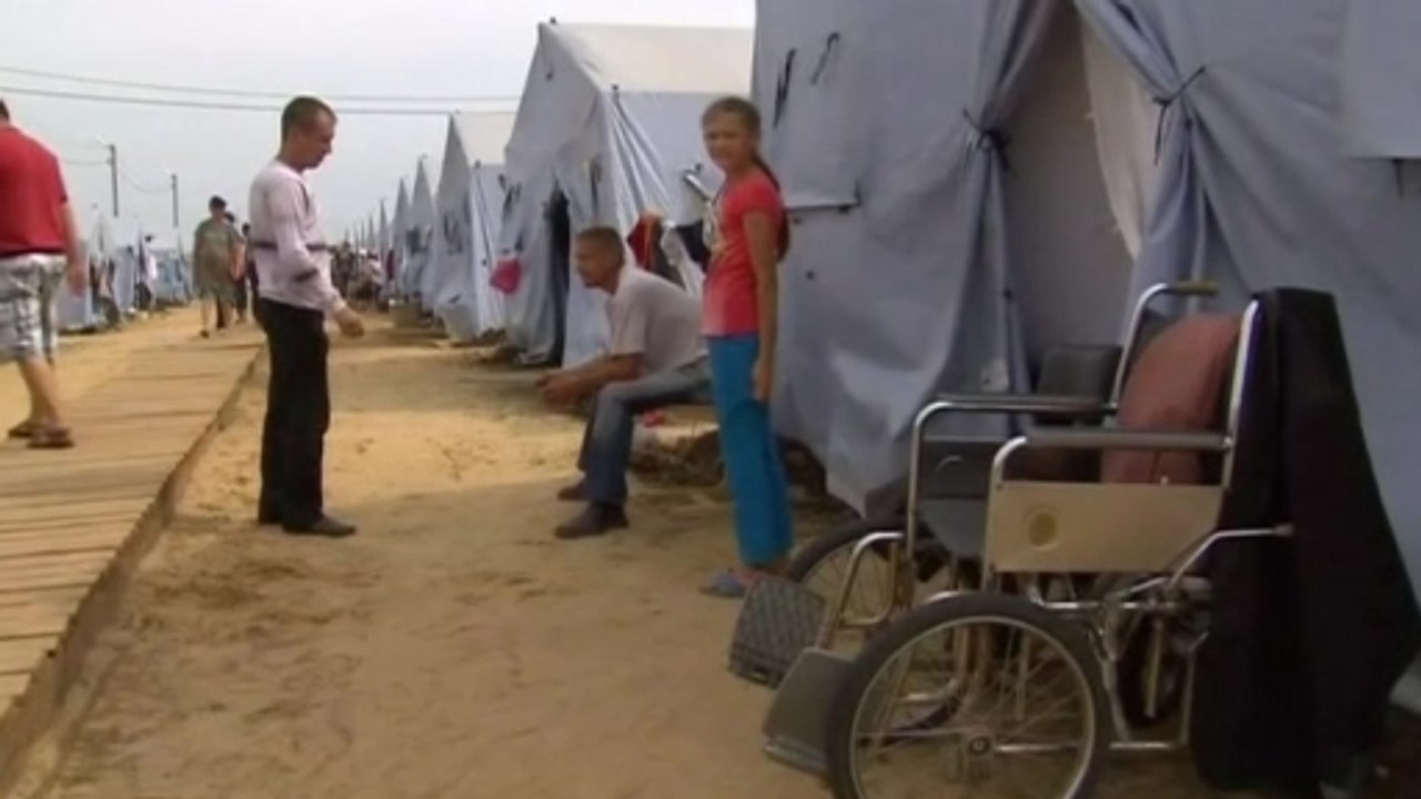 Refugees seek shelter in Russia as Ukraine forces tighten grip on rebels