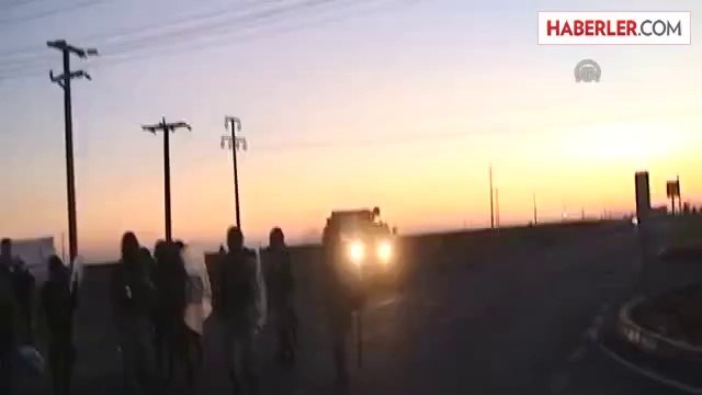 Karayolunu kapatan gruba güvenlik güçleri müdahale etti -