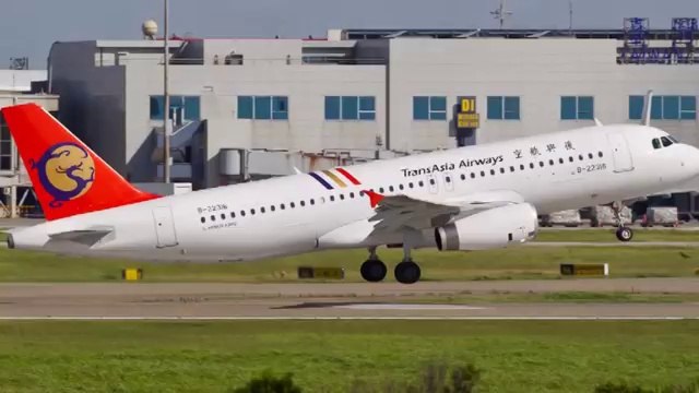 TransAsia Airways Plane Crashes on Landing in Taiwan BREAKING NEWS.