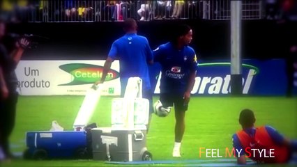 Ronaldinho ● Freestyle ● Crazy Tricks