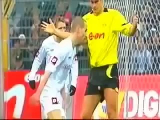 Tai nạn bóng đá có con chim vành khuyên nhỏ   HÓT Clip hai huoc hay 2014