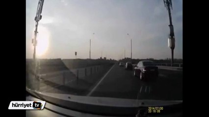 Çarptığı arabanın tavanına konan motorcu