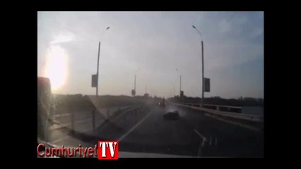 Otomobile arkadan vurdu takla atıp tavanına kondu