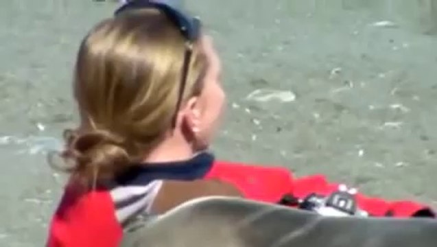 Un éléphant de mer se lie d’amitié avec une femme sur la plage.