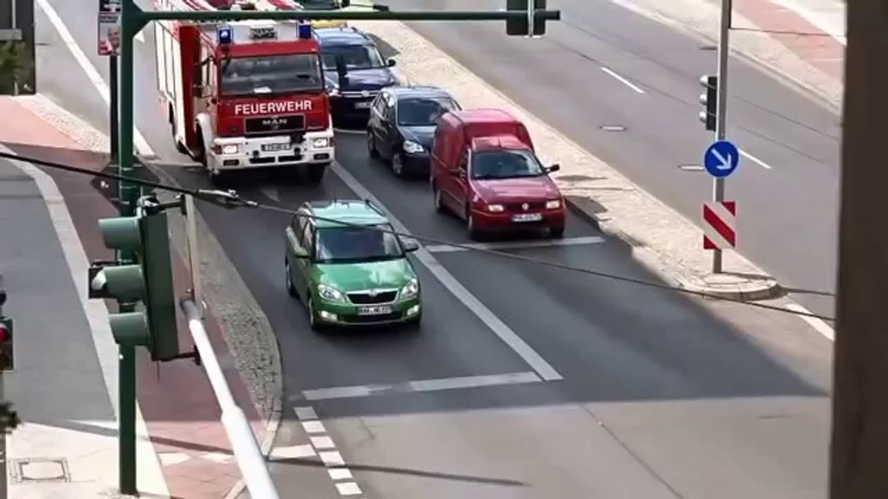 Fire truck is blocked on a semaphore by a driver