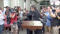 Teksas Valisi Rick Perry mahkeme önünde