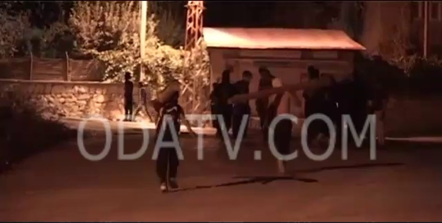 Atatürk büstünü devirdiler