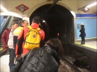 Chien dans les tunnels du Métro de Madrid