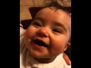 Bébé rigole dans son sommeil !