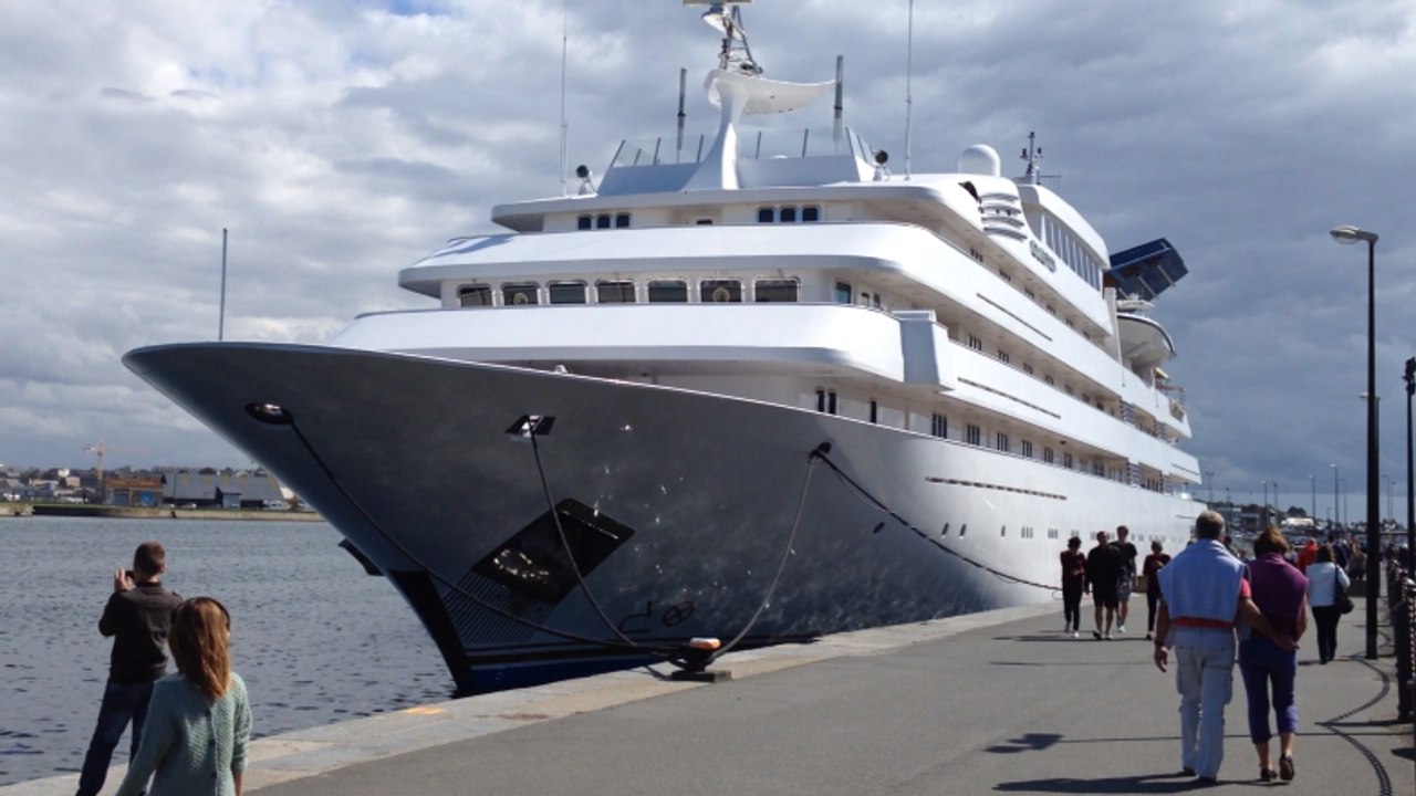 L'énorme yacht de l'émir de Dubaï à Saint-Malo
