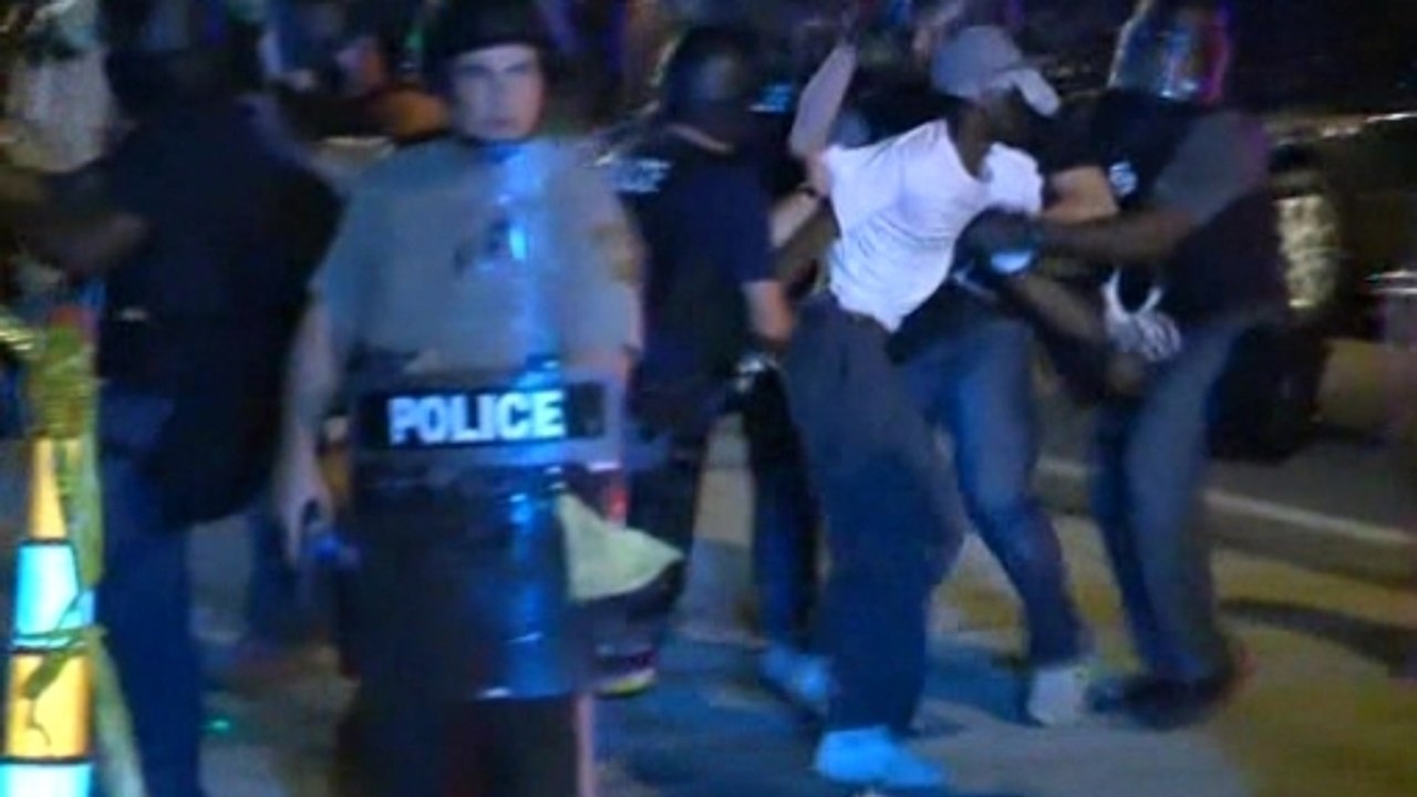 More clashes in Ferguson ahead of U.S. Attorney General's visit
