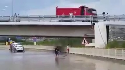 Devant une route inondée, les russes n’ont pas les mêmes réflexes que tout le monde !