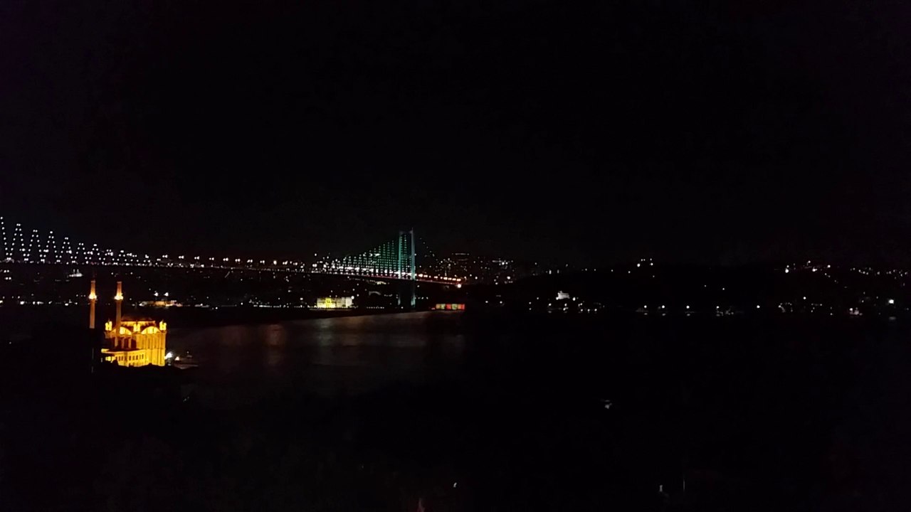 Gece Boğaz Köprüsü ve Ortaköy Camii manzarası