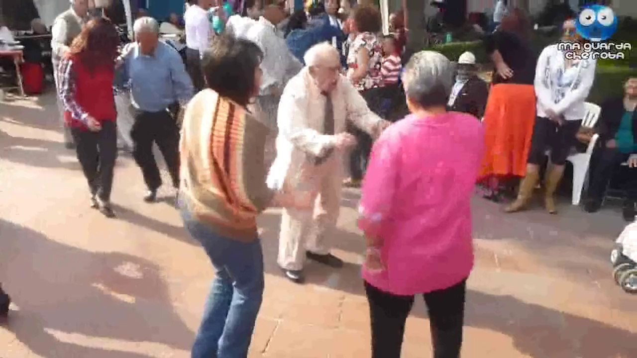 Vecchietto getta le stampelle e si scatena sulla pista da ballo