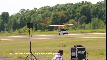 Giden aracın üzerine uçak indirmek