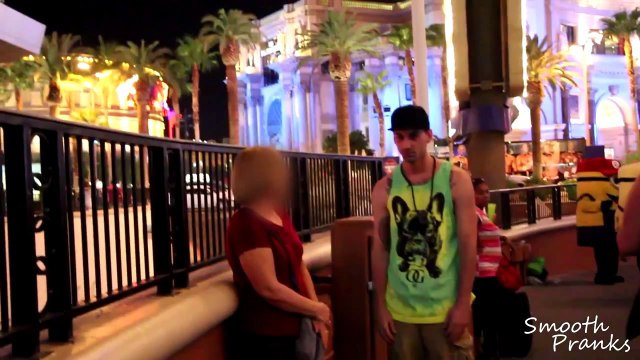 Un gars piège des filles dans la rue. Hey les MILFs!