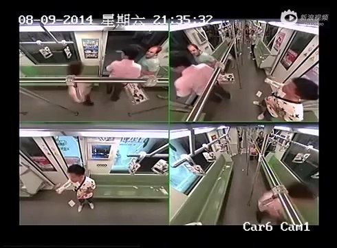 Shanghai: un homme s'évanouit dans le métro, les passagers quittent le wagon en 10 secondes