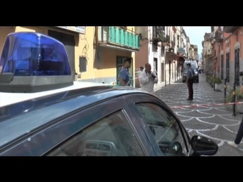 Acerra (NA) - Agguato in piazza, 48enne ferito a colpi di pistola (19.08.14)