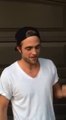 Robert Pattinson transforme son ALS Ice Bucket Challenge en concours de T-Shirt mouillé