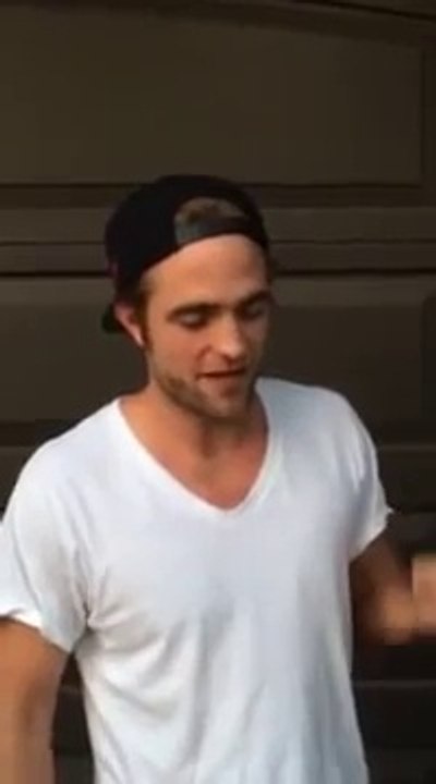 Robert Pattinson transforme son ALS Ice Bucket Challenge en concours de T-Shirt mouillé