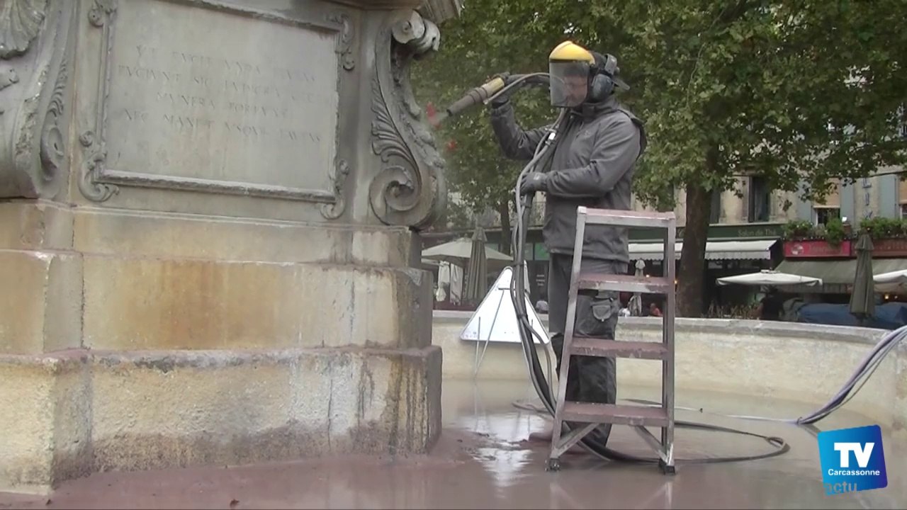 La fontaine de Neptune, point central de la place Carnot à Carcassonne, se refait une beauté !