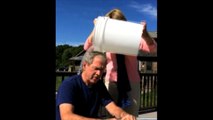 Le défi du seau d'eau : George W. Bush défie Bill Clinton