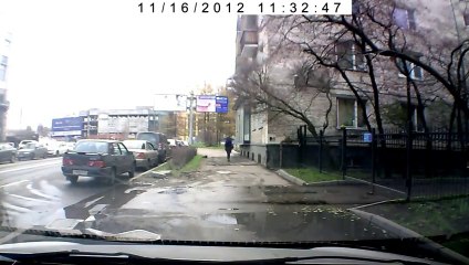 Kadın Arabayı Çiziyor