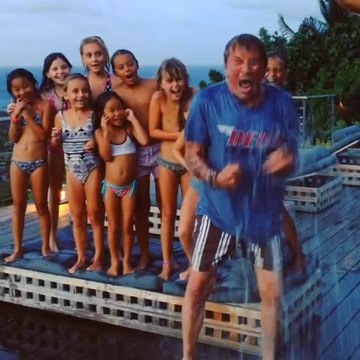Johnny Hallyday relève le Ice Bucket Challenge