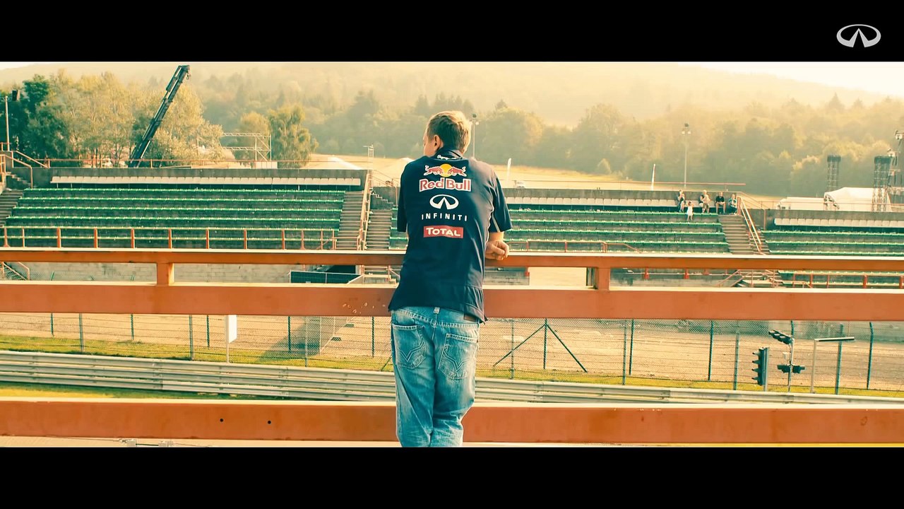 Vettel malmène l'Infiniti Q50 Eau Rouge sur Spa-Francorchamps