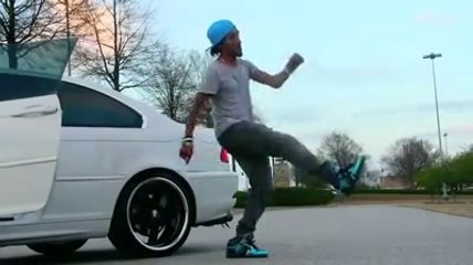 روبوٹ   یا   انسان ۔۔۔۔پتا  لگانا  مشکل۔۔Robot or human .... hard to tell.