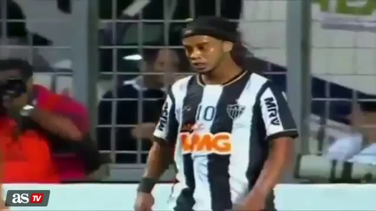 Ronaldinho humilló a Douglas, el lateral que quiere el Barcelona