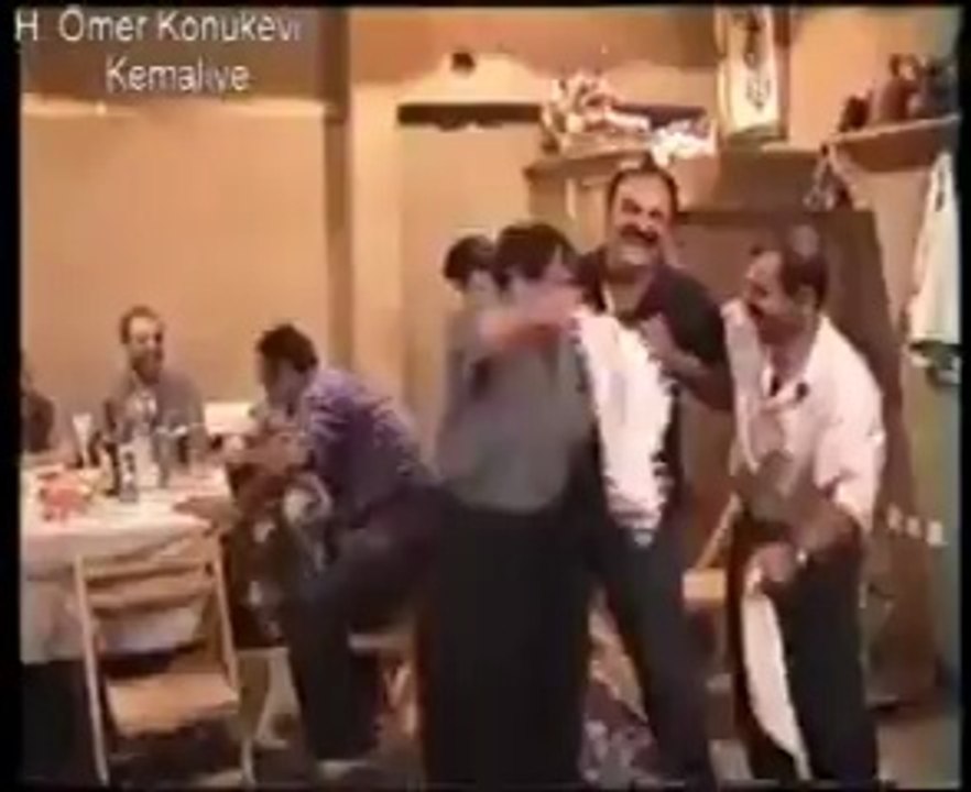 Halay çekerken kendinden geçen amca